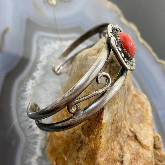 Vintage Native American Silver Oval Coral Decorated Bracelet For Women - Picture 5 of 10